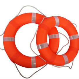 Το δαχτυλίδι Lifesaver βαρκών κόκκινου χρώματος, αφρός πολυουρεθάνιου κολυμπά το σημαντήρα ασφάλειας